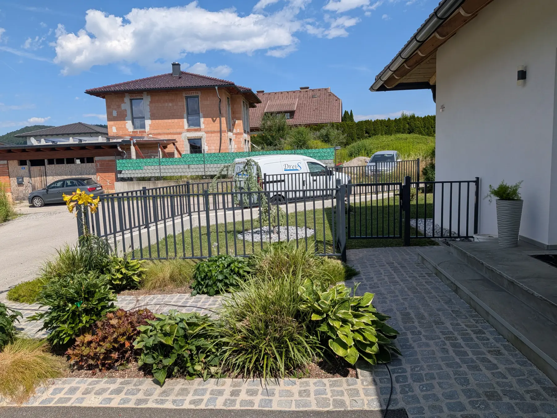 Zaunanlage mit senkrechten Stäben
